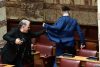 Ξύλο στη Βουλή: Ο ανεξάρτητος βουλευτής Φλώρος χτύπησε τον Γραμμένο, βουλευτή της “Ελληνικής Λύσης”.